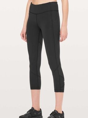 Lululemon “Pace Rival Crop 22”, Size 6
